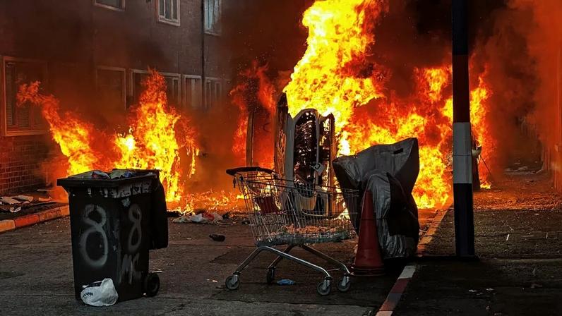 Carros foram incendiados no leste de Belfast