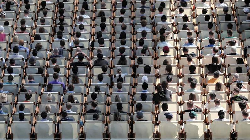 Plateia do evento da Apple sobre software, realizado em junho de 2024, na cidade de Cupertino, na Califórnia