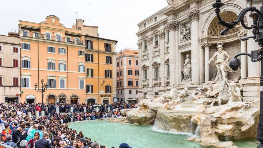 Milhões de turistas repetem todos os anos o ritual de lançar moedas em fontes como forma de fazer pedidos, atrair sorte ou garantir o retorno ao destino – depositphotos.com / jurcacristina