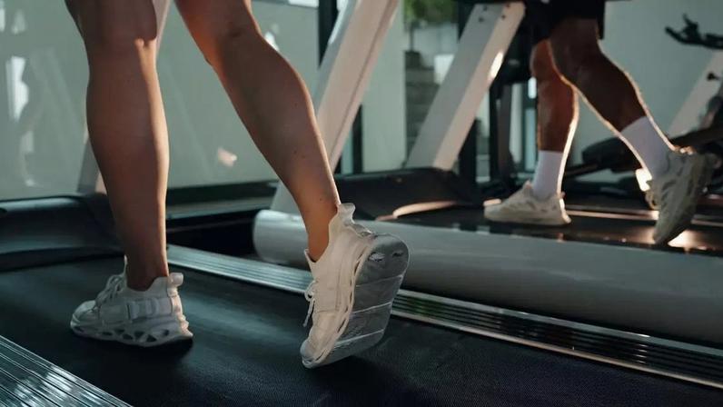 A caminhada para trás desafia o equilíbrio e ativa músculos de forma diferente da caminhada tradicional