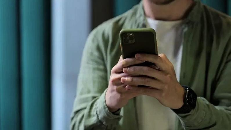 Hiperestimulação digital e uso constante de inteligência artificial podem impactar memória, concentração e capacidade de reflexão do cérebro