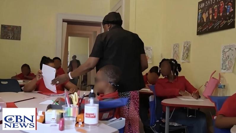 As crianças na escola. (Foto: Reprodução/CBN News)