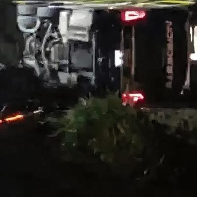 Ônibus tomba na Freeway; 1 morto e dezenas feridos