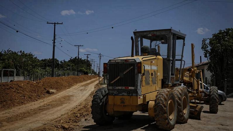 Obra de pavimentação na Bahia financiada por emenda parlamentar federal; levantamento mostra que estados e municípios também usam instrumento para carimbar recursos de orçamento