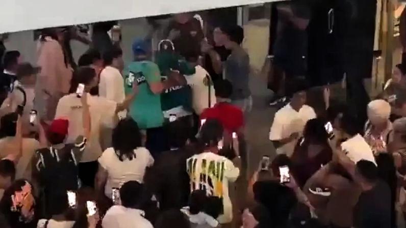 Fãs cercaram sósia após confundirem o influenciador com o atacante em um centro de compras na Flórida – Reprodução