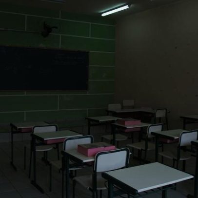 Estudantes alemães sepultam esqueleto