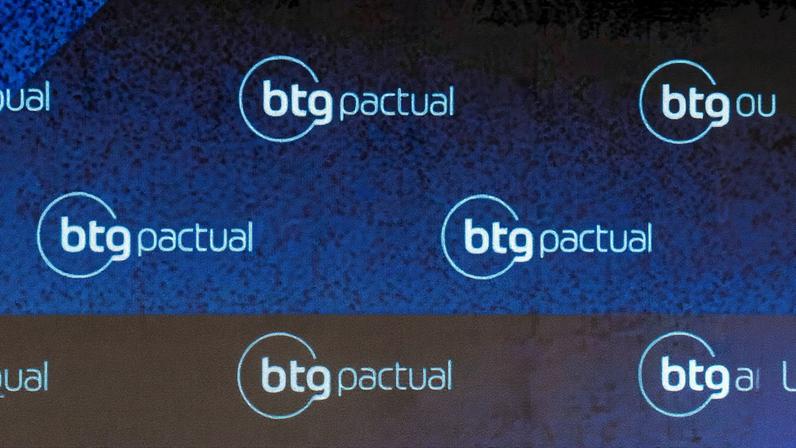 Logo do banco BTG Pactual durante evento da instituição em Brasília
