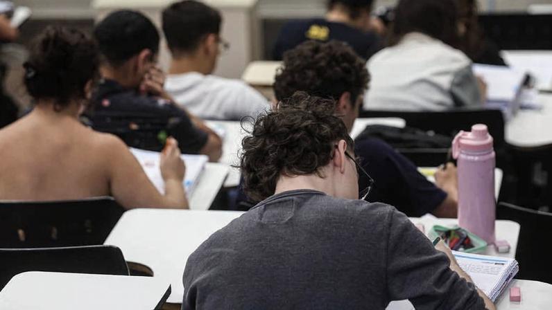Estudantes em sala de aula durante aula de cursinho preparatório para primeira fase do Enem