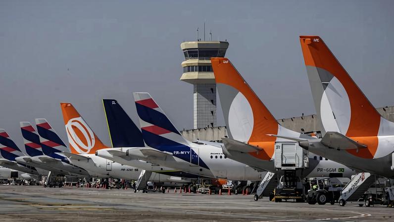 Aviões de companhias aéreas diferentes no aeroporto de Congonhas
