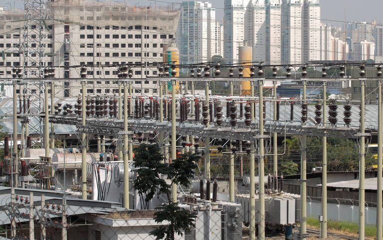 Vista de torres de transmissão de energia elétrica, em agosto de 2024, na zona norte da cidade de São Paulo