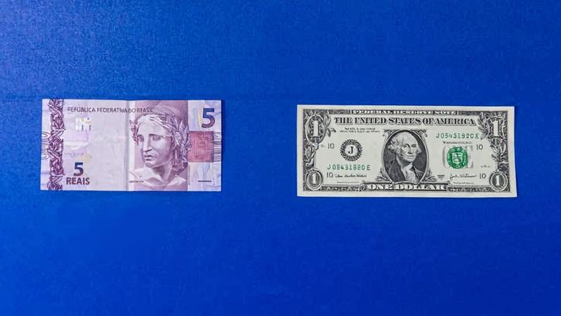 Notas de real e dólar