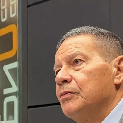 Mourão chama Eduardo Bolsonaro de metralhadora giratória em entrevista