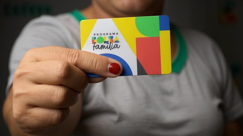 Estudante segura cartão do Bolsa Família