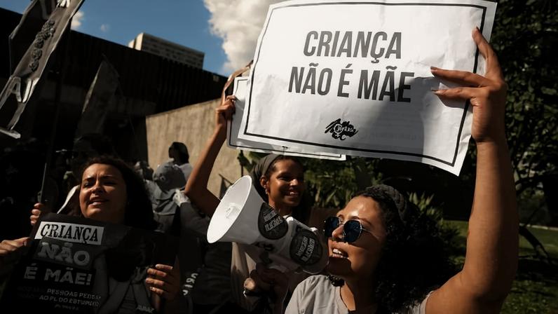 Mulheres protestam contra projeto de lei que dificulta o acesso ao aborto legal, em Brasília (DF)