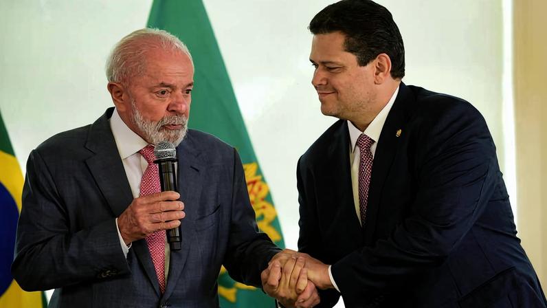 O presidente Lula (PT) e o presidente do Senado, Davi Alcolumbre (União Brasil-AP)