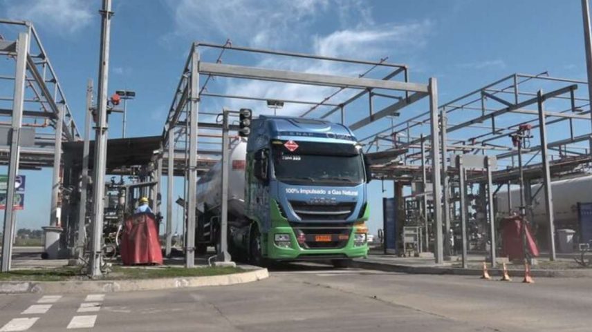 Caminhões a gás continuam representando uma parcela muito pequena do transporte de cargas brasileiro |
