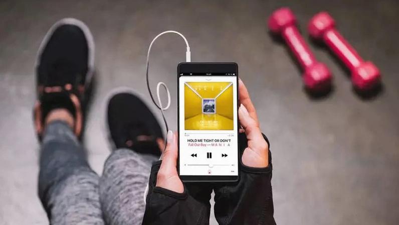 Treinar com música pode aumentar o desempenho em até 20% – depositphotos.com / KostyaKlimenko