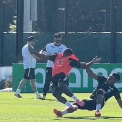 Casemiro acerta Endrick durante treino da seleção