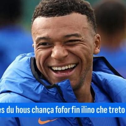 Mulher emocionada faz foto com Mbappé antes do treino da França