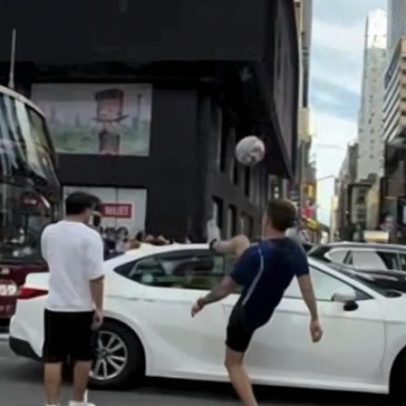 Brasileiros brilham com futebol em Times Square