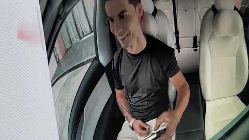 Boneco do CR7 engana sistema da Tesla