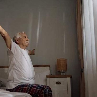 Dormir mais de nove horas reduz mobilidade em homens idosos, aponta estudo