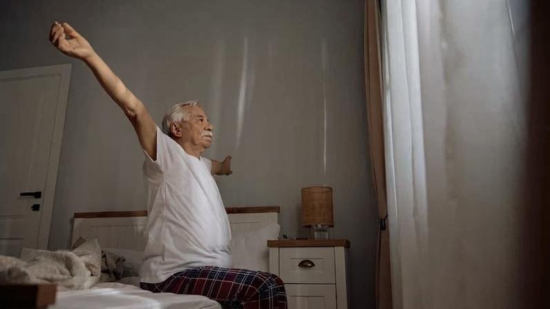 Estudo acompanhou mais de 3 mil pessoas acima dos 60 ao longo de oito anos e apontou declínio na mobilidade de homens que dormiam mais de nove horas por noite