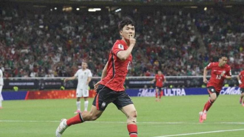 Hyeon-gyu vibra ao lado de Hwang In-beom. Os dois marcaram os gols da Coreia do Sul na vitória sobre a República Tcheca –