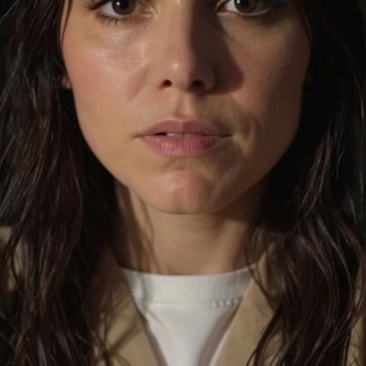 Letícia Colin grava vídeo em prisão real nos bastidores de Quem Ama Cuida