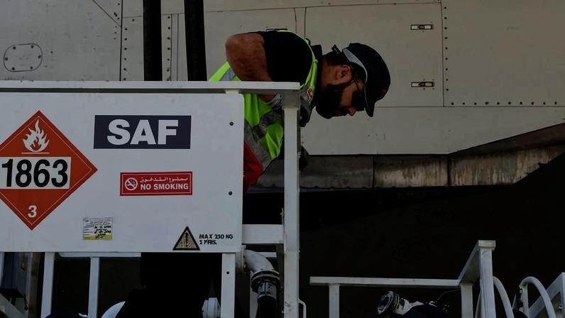 Funcionário abastecendo avião da Emirates com SAF em aeroporto de Dubai