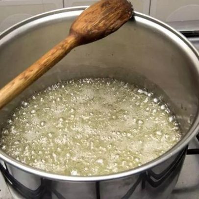 Colher de pau impede transbordar água: a física da espuma do macarrão