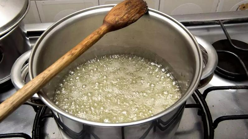 Durante o cozimento do macarrão, o amido liberado pela massa torna as bolhas mais resistentes – depositphotos.com / celsopupo