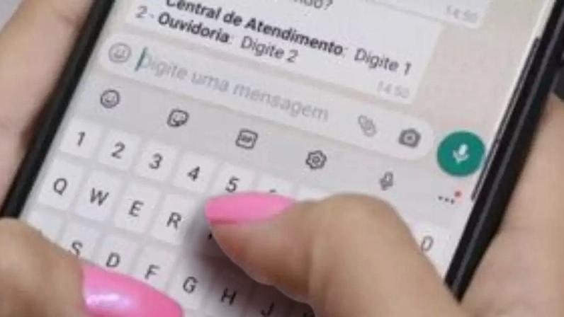 Digitando em rede social de mensagens.