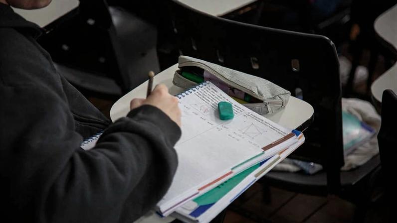 Estudante durante aula de matemática em um cursinho pré-vestibular, em São Paulo