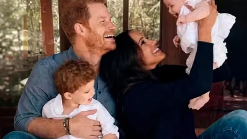 O Rei Charles III e o Príncipe Harry e a atriz e Duquesa Meghan Markle com os filhos
