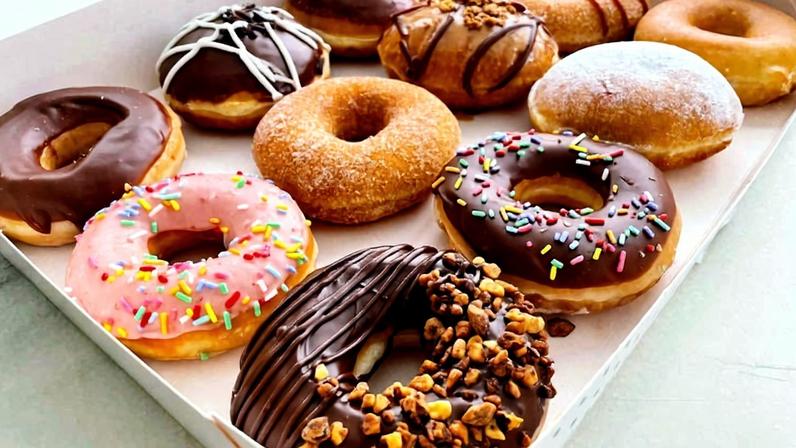Donuts variados da primeira flagship no Brasil da Krispy Kreme