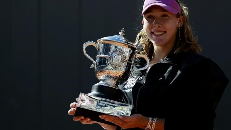 Mirra Andreeva, 19 anos, exibe o troféu de campeã de Roland-Garros. 6 de junho de 2026.