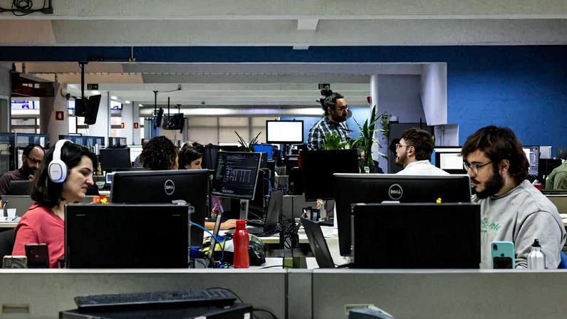 Equipe do Delta na Redacão da Folha durante o segundo turno das eleições municipais de 2024
