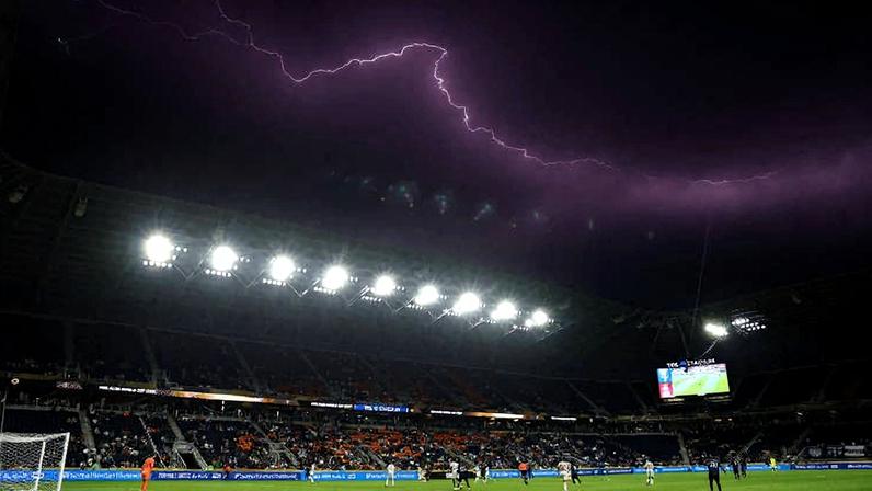 Registro de raio durante jogo entre Pachuca e RB Salzburg pela fase de grupos da Copa do Mundo de Clubes da Fifa Soccer