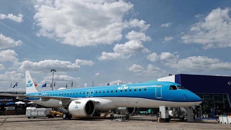 Avião E195-E2, da Embraer, comprado pela aérea KLM e exibido em feira de aviação na França
