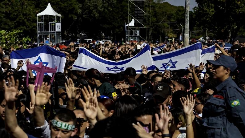 Participantes da Marcha para Jesus, em 2025 exibem bandeira de Israel na área próxima do palco no Campo de Marte; Marcha será realizada no feriado de Corpus Christi e deve reunir milhões de fiéis na capital paulista
