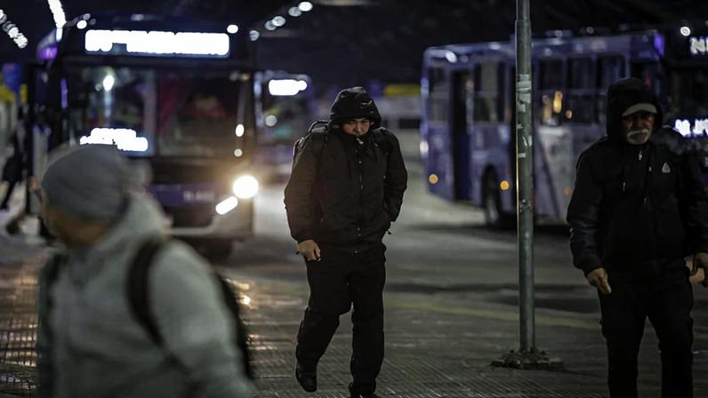 Movimentação no terminal de ônibus Vila Sônia, durante a madrugada de inverno de 2025