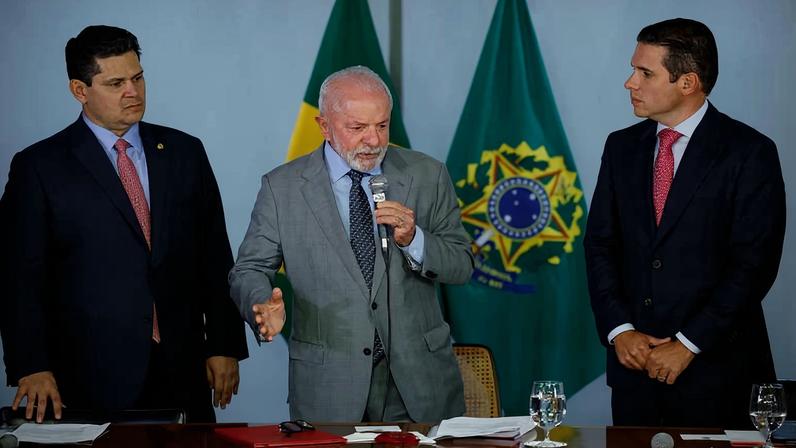 O presidente Lula durante a entrega da PEC da segurança, ao lado dos presidentes da Câmara, deputado Hugo Motta, do Senado, senador Davi Alcolumbre.