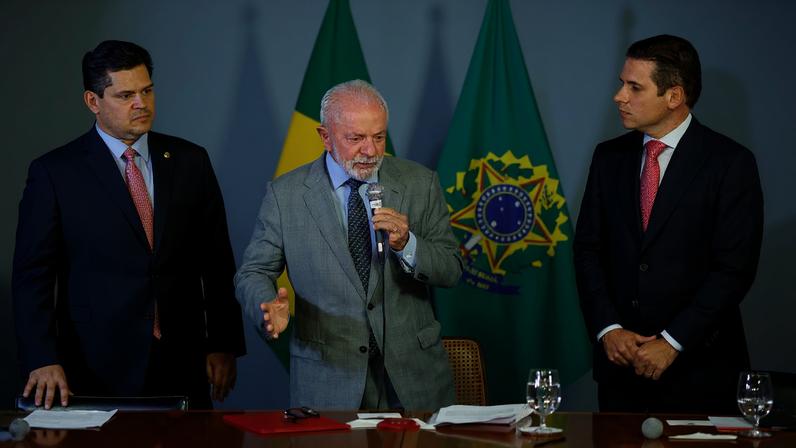 O presidente Lula durante a entrega da PEC da segurança, ao lado dos presidentes da Câmara, deputado Hugo Motta, do Senado, senador Davi Alcolumbre.