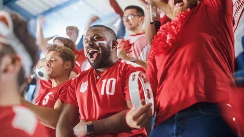 Expressão emocional dos homens no futebol se organiza dentro de uma estrutura de adesão ao grupo, oposição ao rival, afirmação territorial e demonstração de resistência, numa masculinidade patriarcal que continua a valorizar o controle, a dureza, a superioridade e a capacidade de se impor. Gorodenkoff/Shutterstock