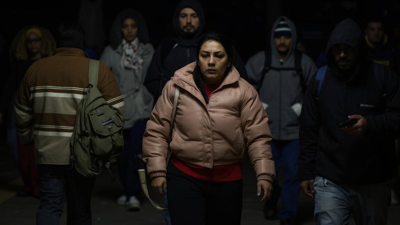 Movimentação no terminal de ônibus Vila Sônia, durante a madrugada fria