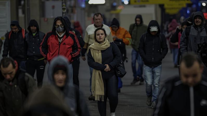 Movimentação no terminal de ônibus Vila Sônia, durante a madrugada de inverno de 2025