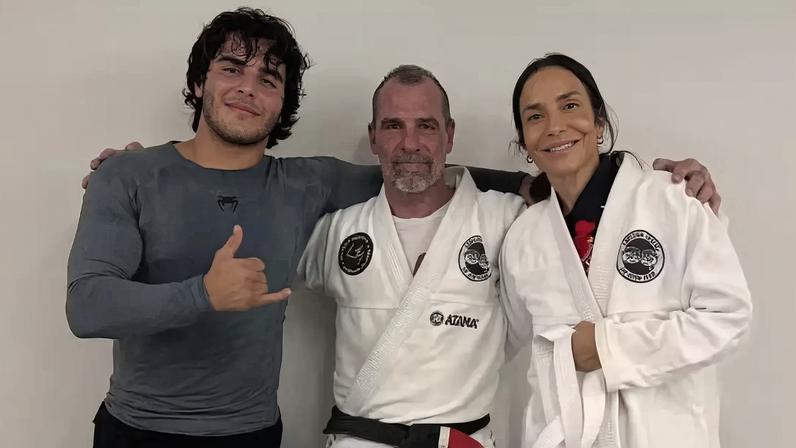 Ivete Sangalo surge de kimono e impressiona em treino com o filho, Marcelo