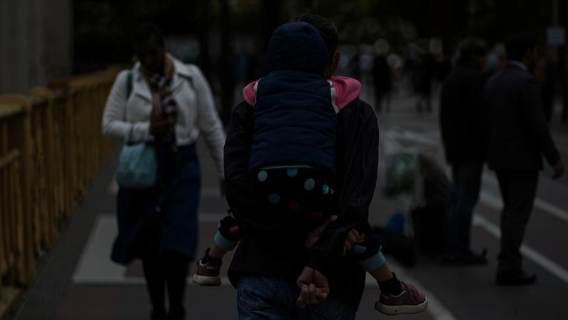 Pedestres se protegem do frio no viaduto Santa Ifigênia, na região central de São Paulo; previsão para esta segunda (8) é de frio de manhã e tarde com até 25°C na capital