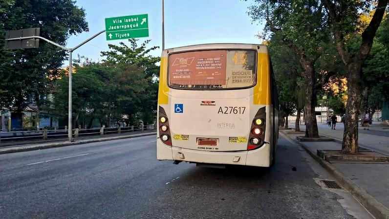 Ônibus da linha 432, no Rio de Janeiro, na altura do Maracanã